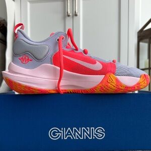 Nike Giannis Immortality Girls Sneaker  in Pink and Gray